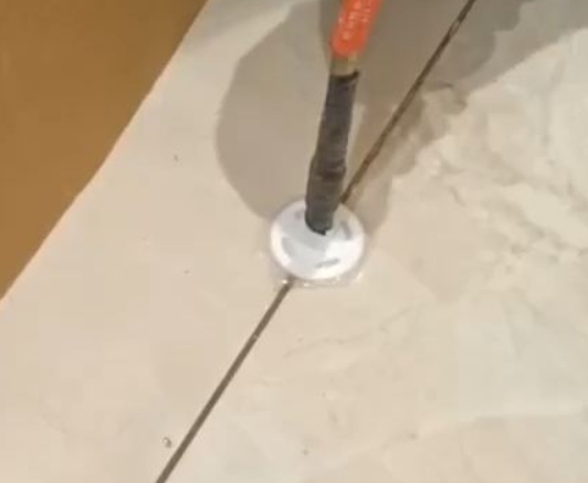 邵阳瓷砖空鼓维修公司专业解答瓷砖在铺贴过程中，如果没有涂抹均匀到位的粘结材料（如水泥砂浆或瓷砖胶），可能会导致以下问题