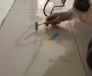 邵阳瓷砖开裂维修公司专业分享瓷砖在铺贴前如果没有沥干水分，将会导致以下问题